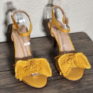 Mojo Moxy Nikkie Yellow Polka Dot Fabric Heels NIB Size 7.5